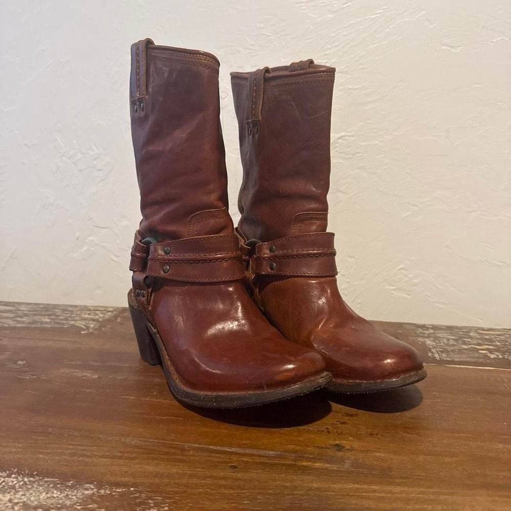 Frye Carmen Harness Boots Cognac Brown Leather Western Buckle 77372 Womens 7.5